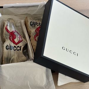 GUCCI Men’s Rhyton Gucci Logo Leather Sneakers